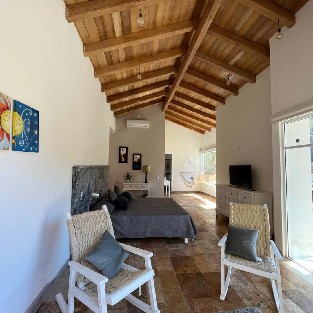 Villa Vista chairs Breakfast and amenities at La Dulce Vista
